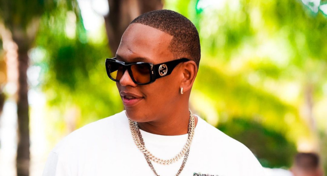 A man wearing sunglasses and a necklace, Da LES, prepares to release new album after 3-year hiatus. A man wearing sunglasses and a necklace, Da LES, prepares to release new album after 3-year hiatus.