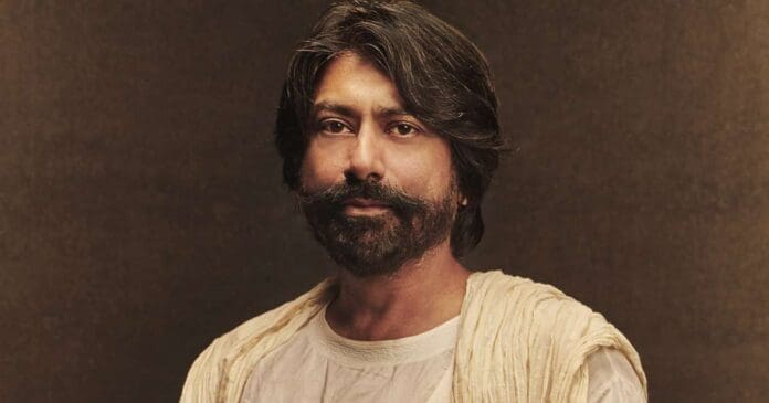 A man with a beard is posing for a photo.
